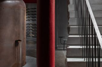 Holloway Li creëert industriële interieurs voor de showroom van Coalbrook in Londen