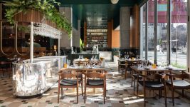 Ménard Dworkind vult restaurant Tiramisu in Montreal met planten en spiegels