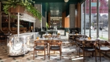 Ménard Dworkind vult restaurant Tiramisu in Montreal met planten en spiegels